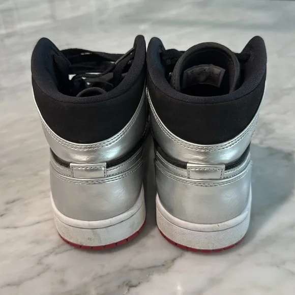 Nike Jordan 1 Mid - Picture 3 of 10